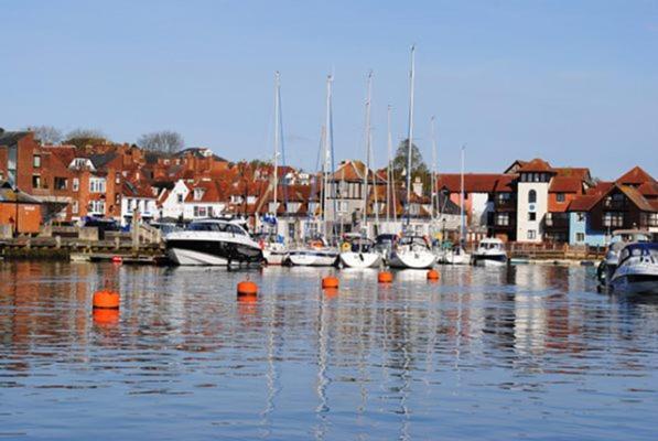 Courtyard Cottages Lymington, 2 Adults Only Buitenkant foto